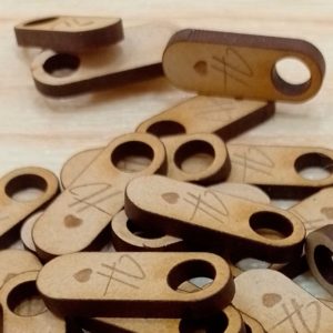 Etiqueta grabada con logo