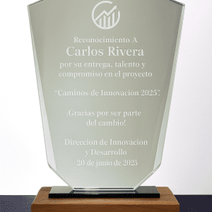 Reconocimiento en vidrio con base de madera – Modelo Angular Inverso (14x17.5 cm)