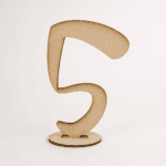 Numero de mesa 5 en MDF elaborado con corte laser sobre base