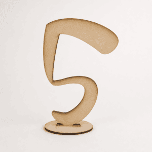 Numero de mesa 5 en MDF elaborado con corte laser sobre base