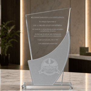 Reconocimiento en vidrio doble transparente mate con frente curvo y grabado laser